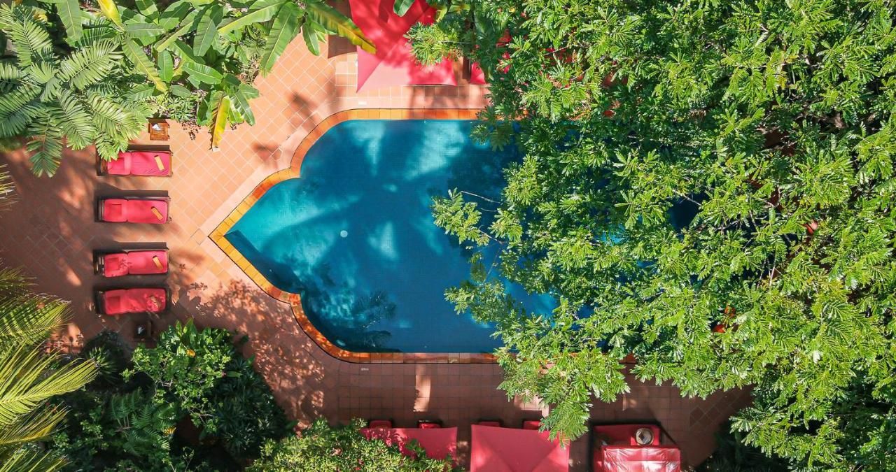 Angkor Village Hotel - Small Luxury Hotels Of The World Σιέμ Ρέαπ Εξωτερικό φωτογραφία The pool at the Hotel de Ville