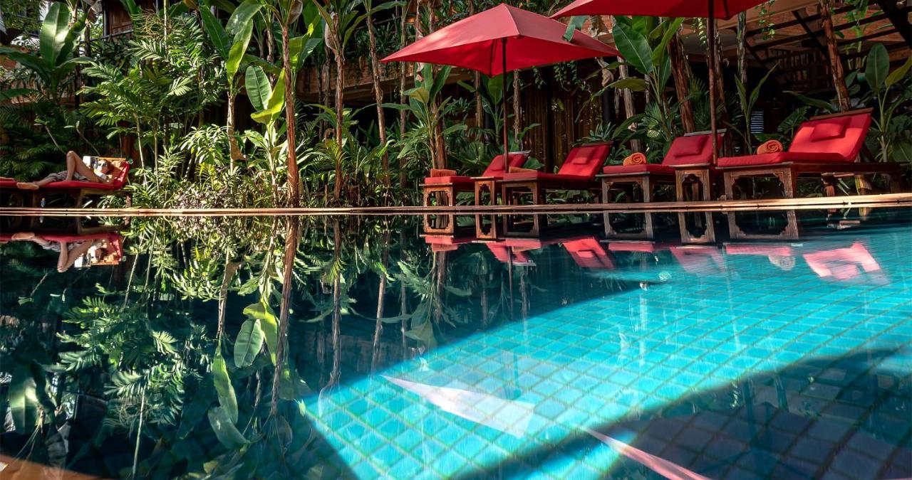 Angkor Village Hotel - Small Luxury Hotels Of The World Σιέμ Ρέαπ Εξωτερικό φωτογραφία The swimming pool at the resort